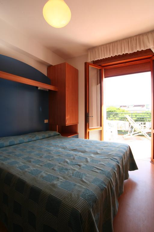 Hotel Midi Лидо-ди-Езоло Номер фото