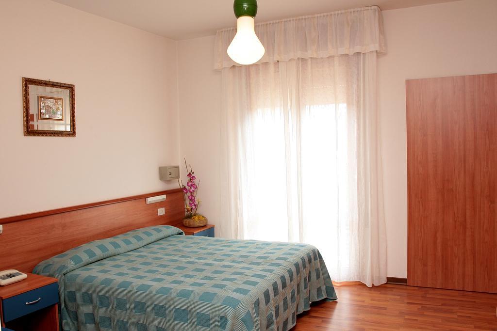 Hotel Midi Лидо-ди-Езоло Экстерьер фото